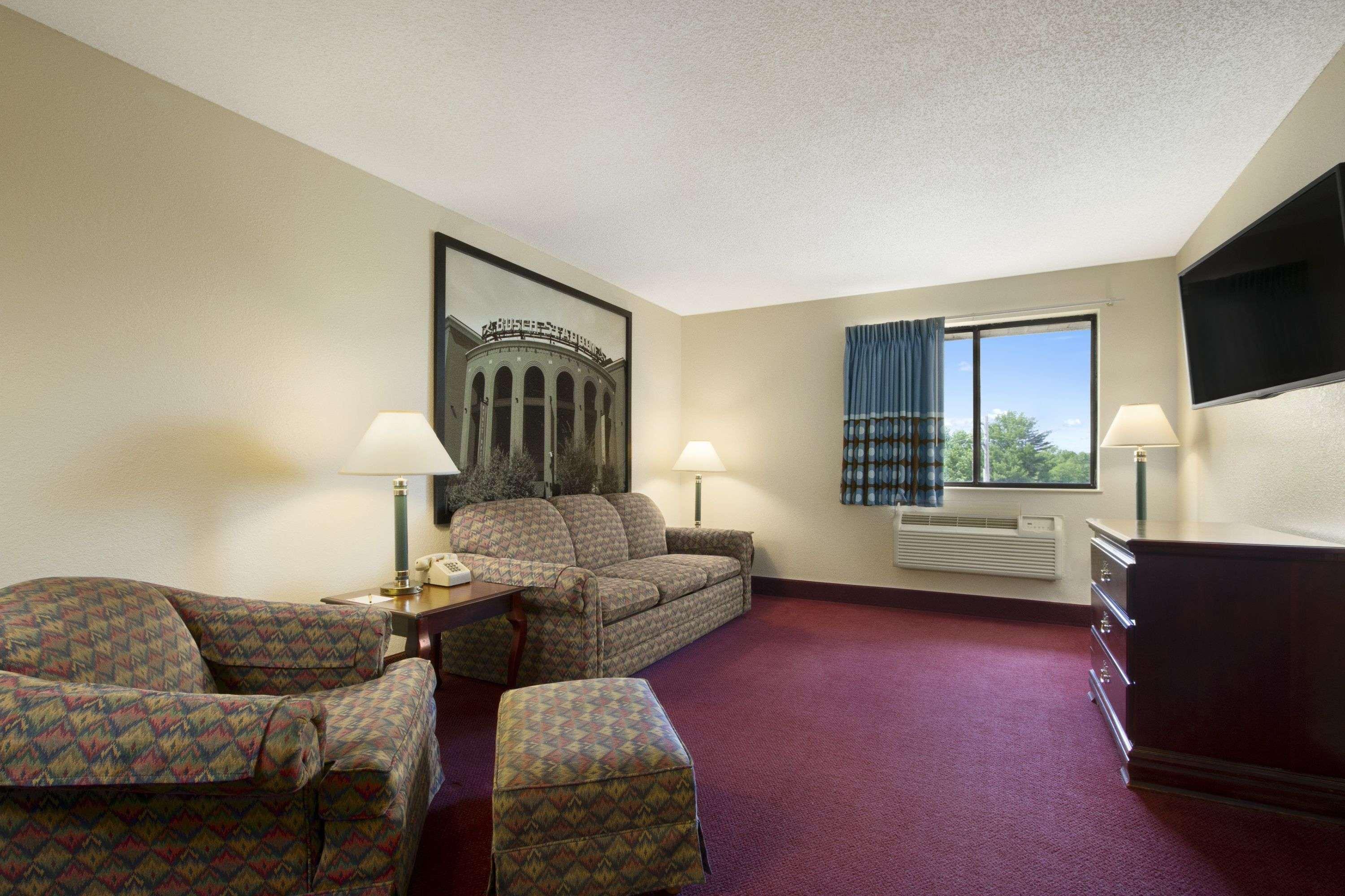 Super 8 By Wyndham Cuba Hotel Exterior photo